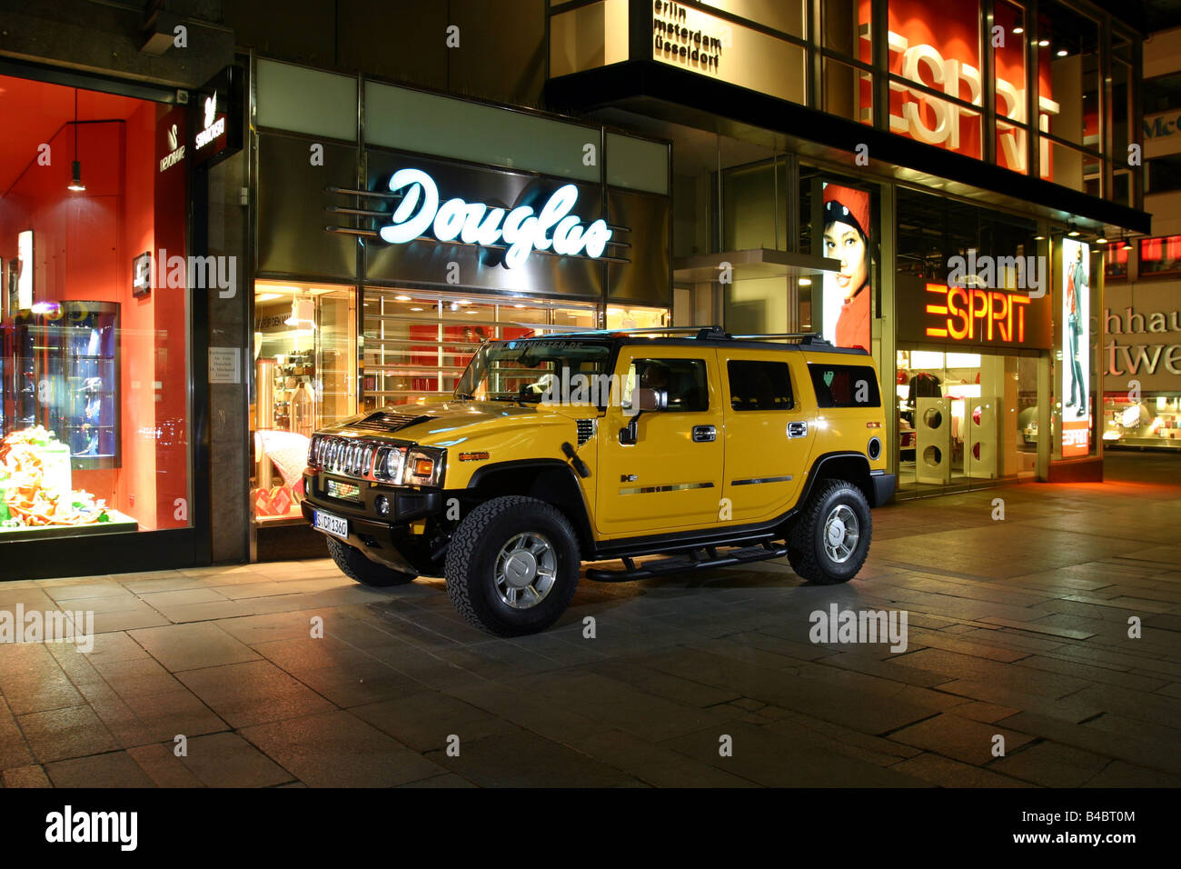 Car, Chevrolet Hummer H2, cross country vehicle, model year 2001-, yellow, standing, upholding, diagonal from the front, frontal Stock Photo