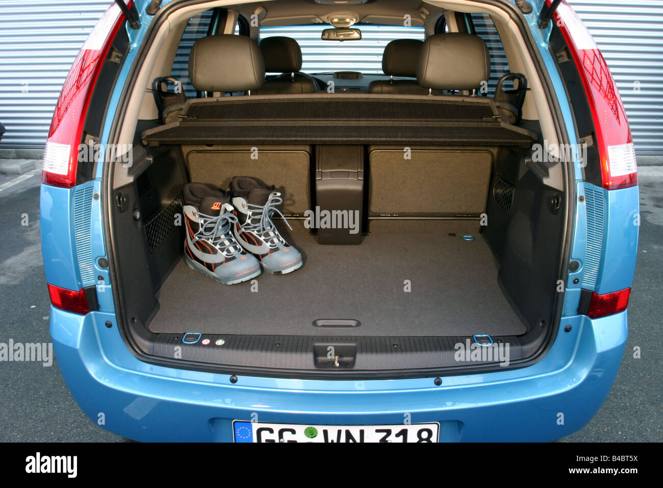 Car, Opel Meriva 1.6 Cosmo, Limousine, model year 2003-, Van, blue, view  into boot, technique/accessory, accessories, photograph Stock Photo - Alamy