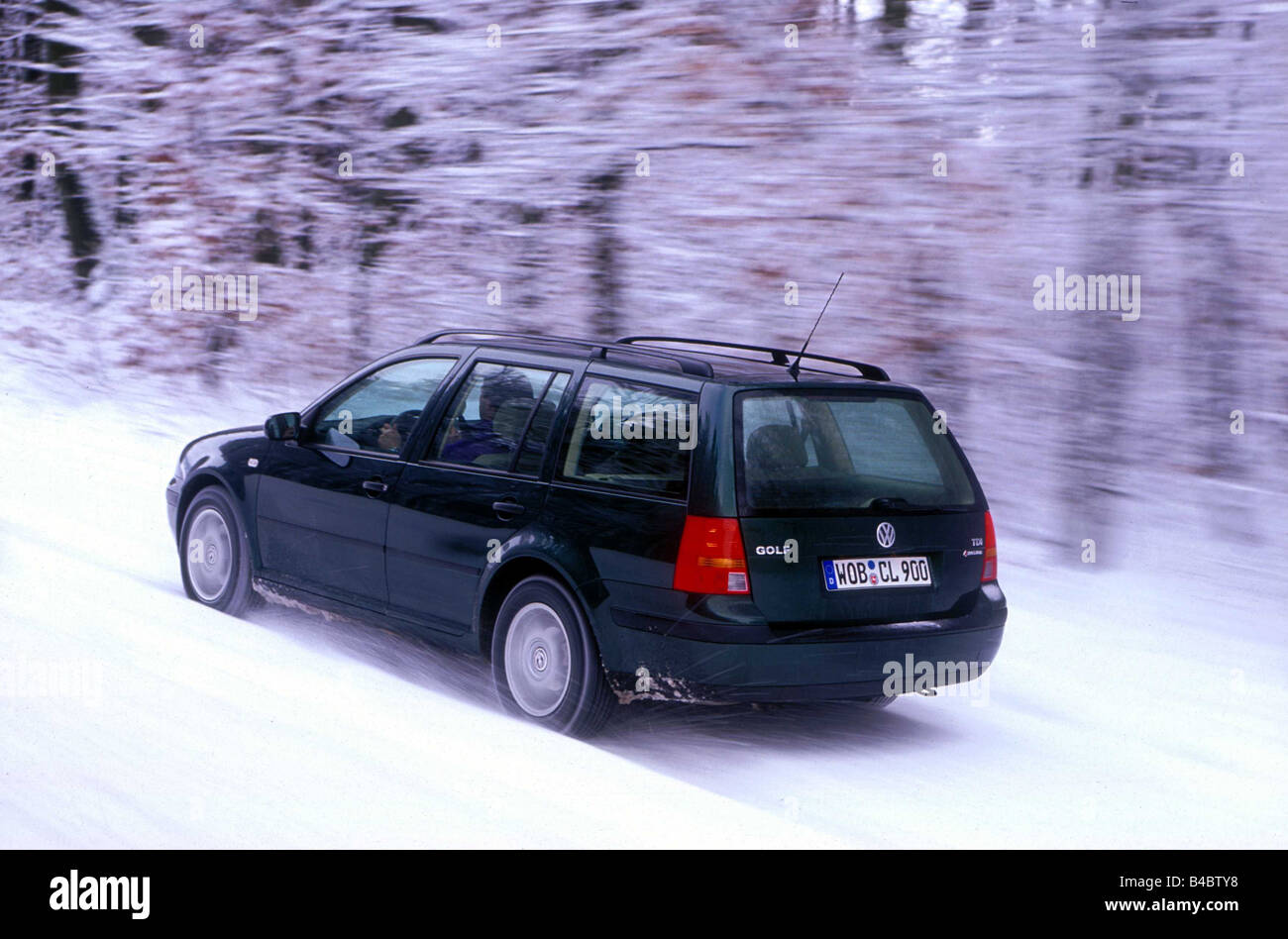 Car, VW Volkswagen Golf TDI 4Motion, Variant, hatchback, Lower middle-sized  class, model year 2000-, dark green, Snow, Winter, d Stock Photo - Alamy