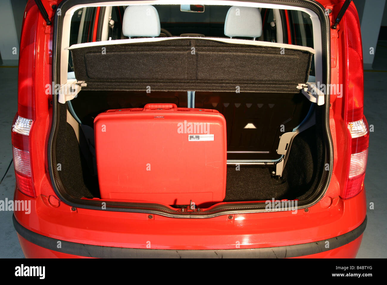 Car, Fiat Panda 1.2 8V Emotion, Miniapprox.s, Limousine, model year 2003-,  red, view into boot, technique/accessory, accessories Stock Photo - Alamy