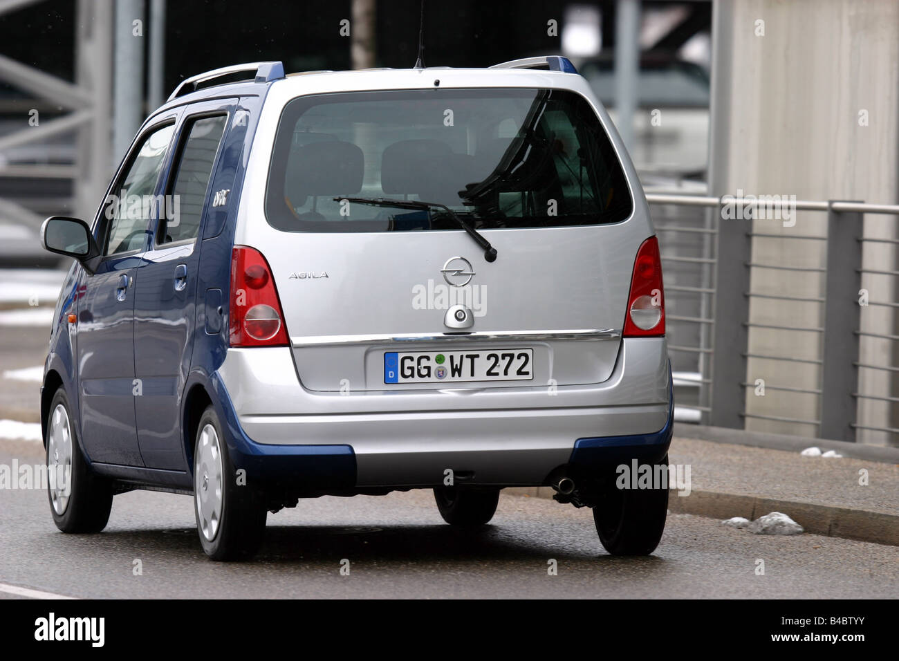 https://c8.alamy.com/comp/B4BTYY/car-opel-agila-10-njoy-design-edition-silver-blue-model-year-2004-B4BTYY.jpg