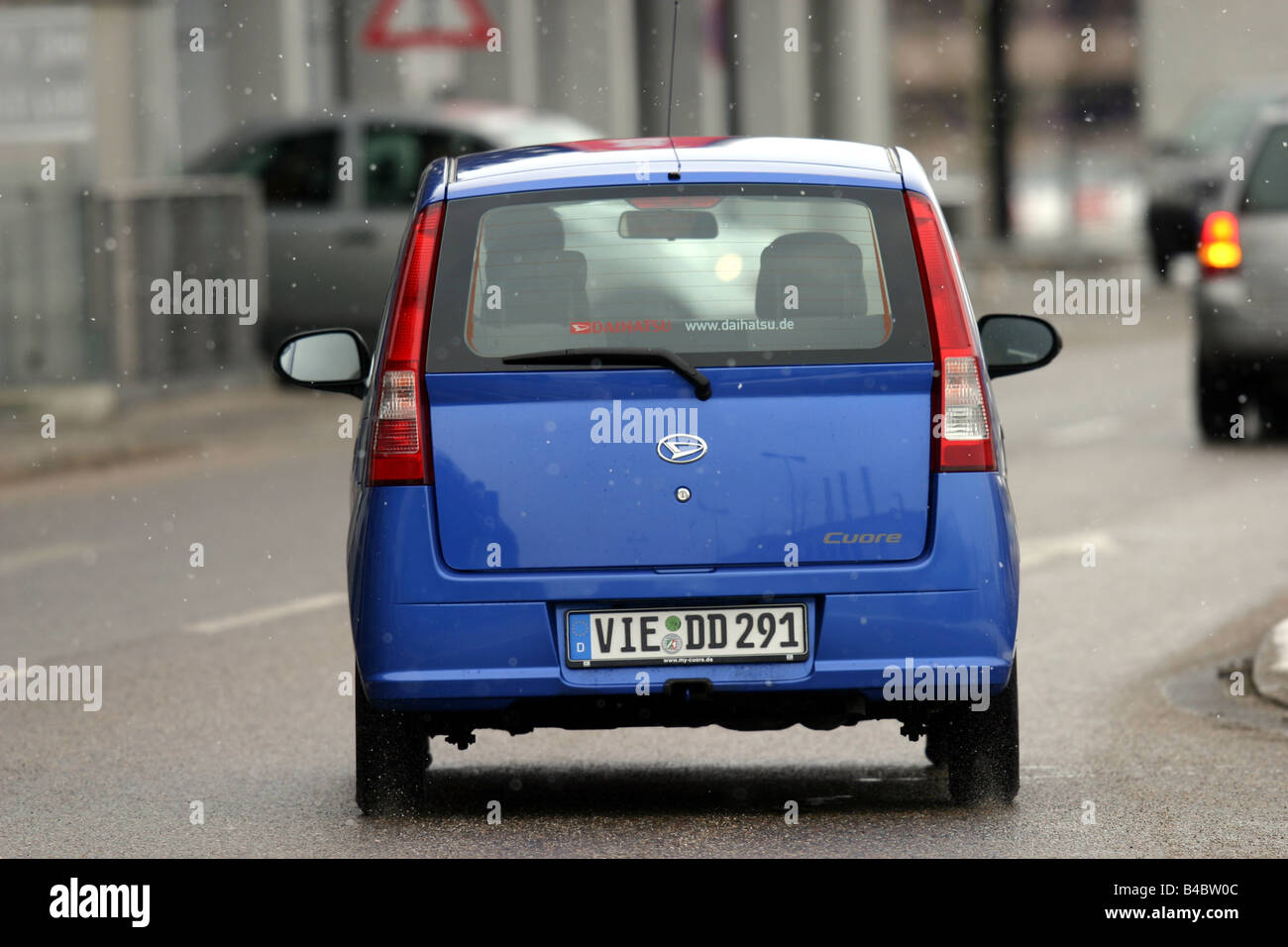 Car, Daihatsu Cuore 1.0 Top, Miniapprox.s, Limousine, model year 2004-, blue moving, rear view, City, photographer: Hans Dieter Stock Photo