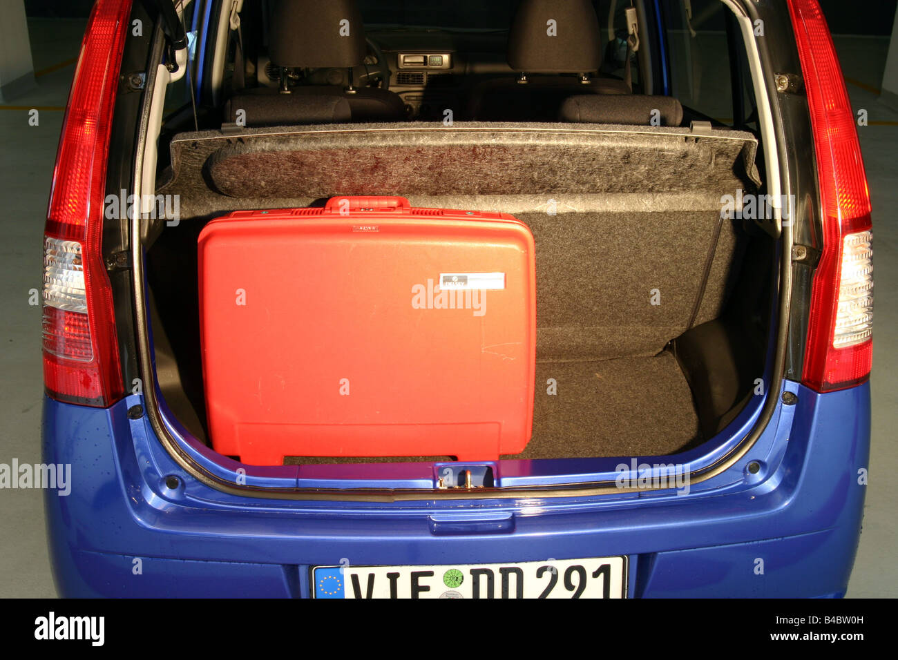 Car, Daihatsu Cuore 1.0 Top, Miniapprox.s, Limousine, model year 2004-, blue, view into boot, technique/accessory, accessories, Stock Photo