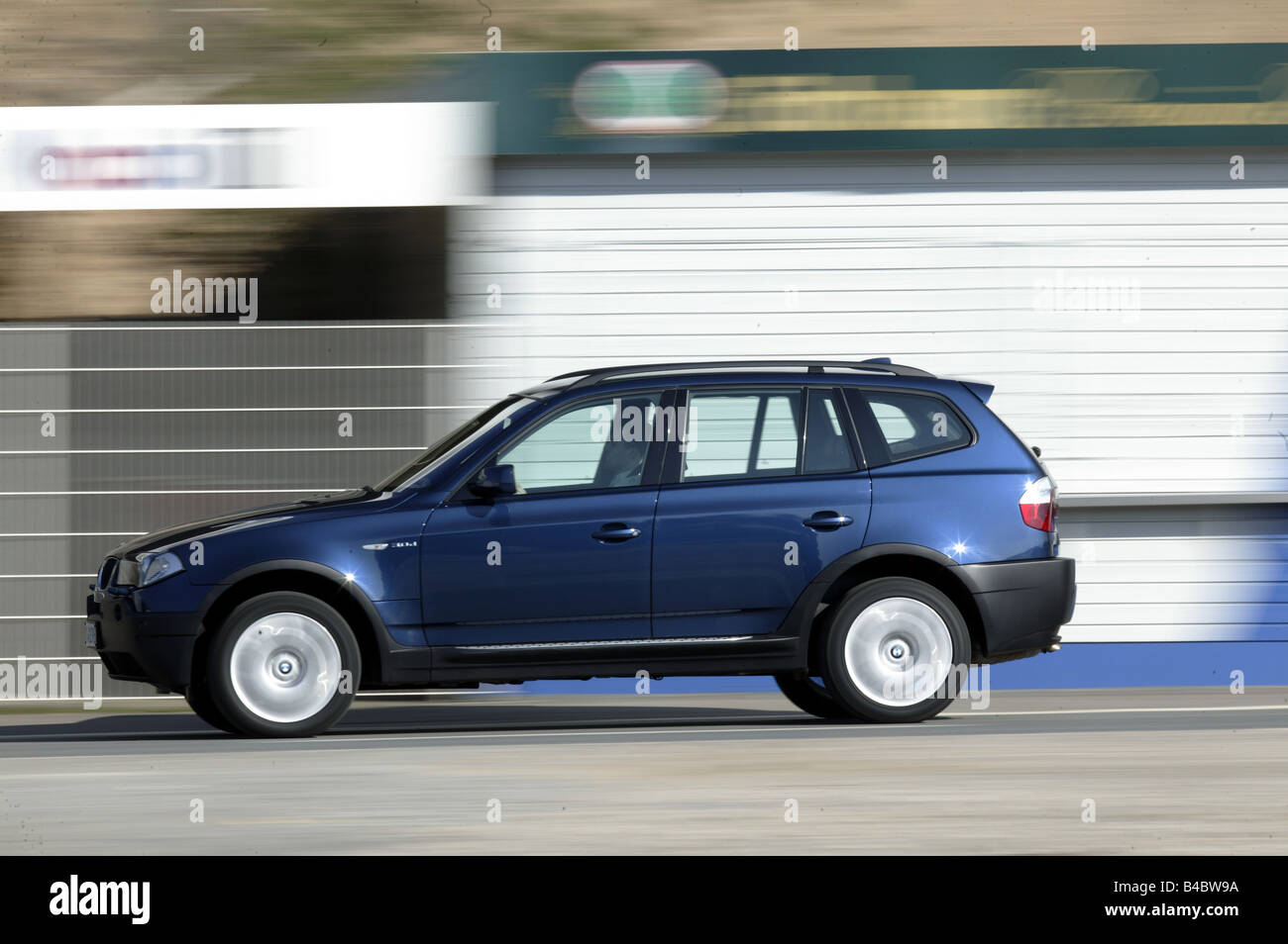 Auto, BMW X3 3,0 d, Langlauf-Fahrzeug, Bj. 2003-blau, innere besichtigen,  Innenansicht, Cockpit, Technik/Zubehör, acc Stockfotografie - Alamy