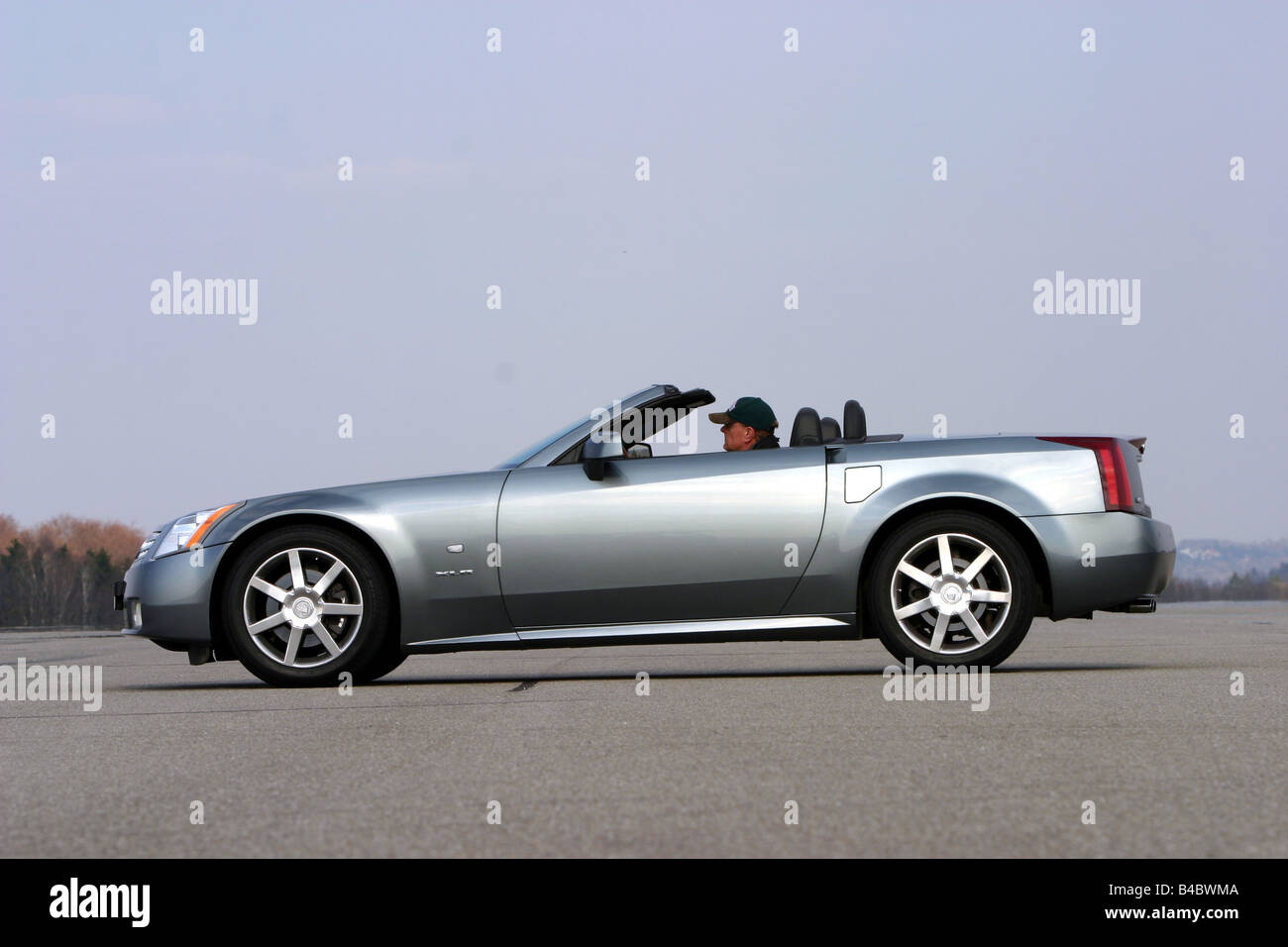 Car, Cadillac XLR, Convertible, model year 2004, anthracite, open top