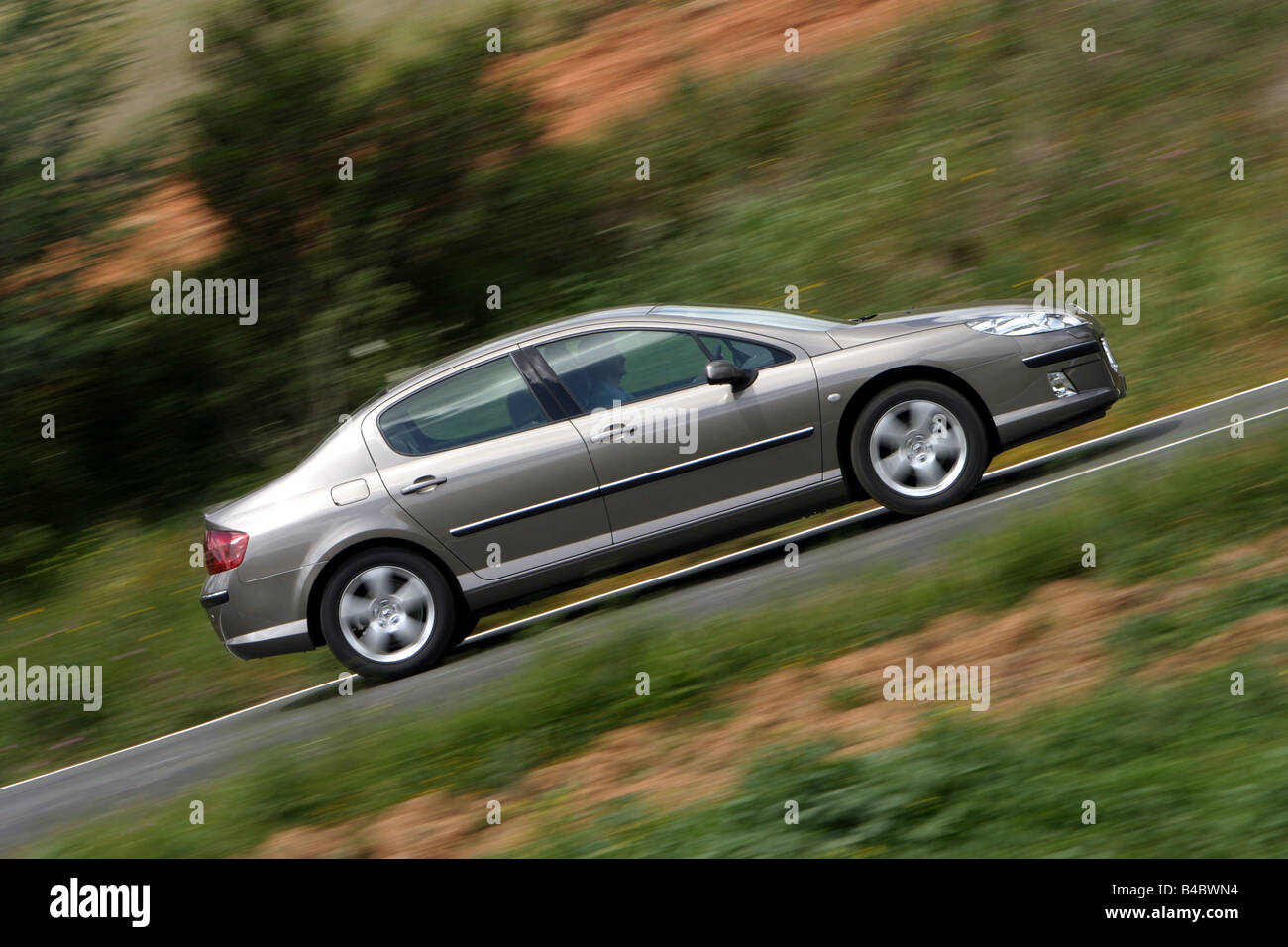 Peugeot 407 HDi 170 Bi-Turbo, model year 2006-, silver, driving, side view,  country road Stock Photo - Alamy