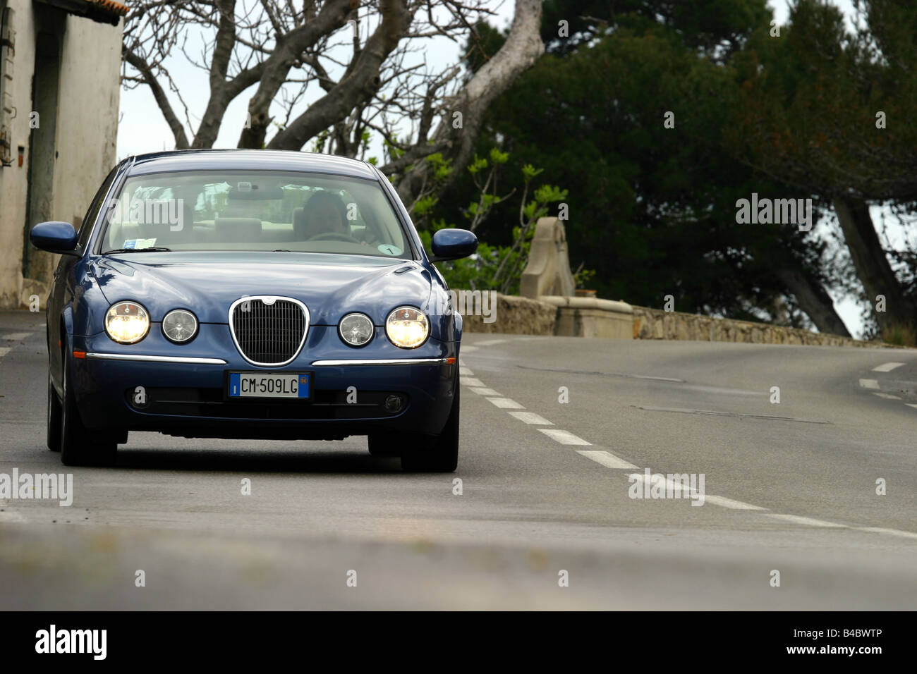 Car, Jaguar S-Type 2.7 D, upper middle-sized , Limousine, model year 2004-, blue moving, diagonal from the front, frontal view, Stock Photo