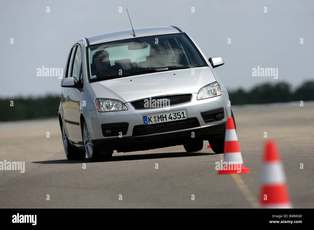 Car, Ford Focus C-Max, Limousine, Lower middle-sized class, model year 2003-, silver, driving, diagonal from the front, frontal Stock Photo