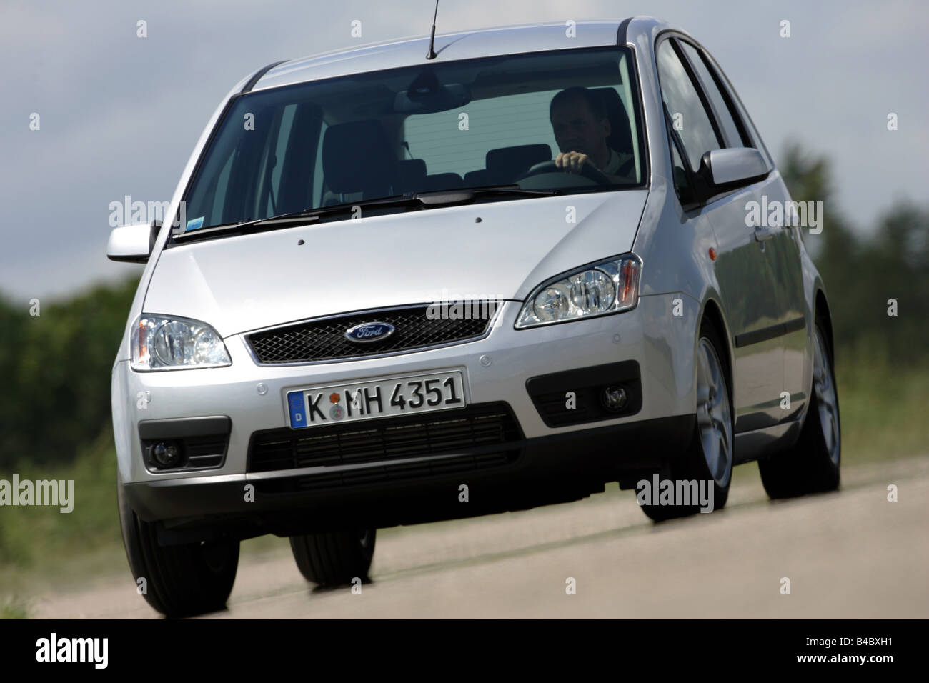 Car, Ford Focus C-Max, Limousine, Lower middle-sized class, model year 2003-, silver, driving, diagonal from the front, frontal Stock Photo