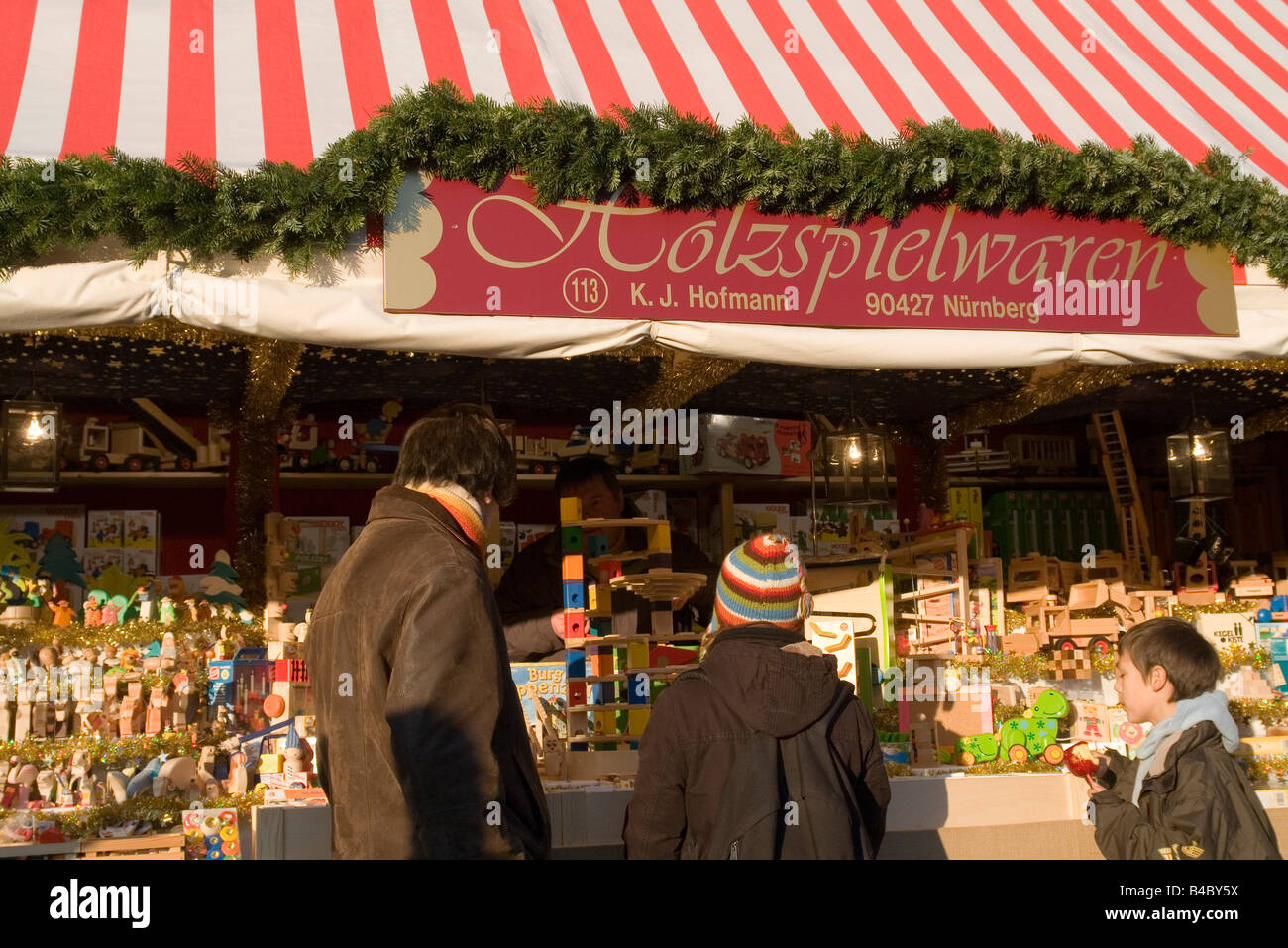 28 November 2023, Bavaria, Nuremberg: Five-year-old Franziska plays with  the Flower Market from Smoby Toys at the annual press conference of the  German Toy Retail Association (BVS) and the German Toy Industry