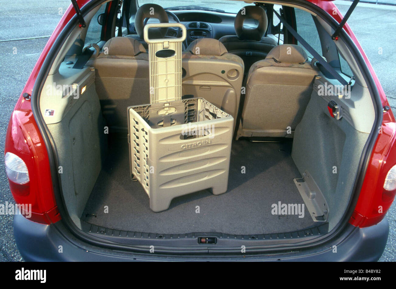 Car, Citroen Xsara Piapprox.so 1.8, Van, model year 2000-, red, view into  boot, technique/accessory, accessories Stock Photo - Alamy
