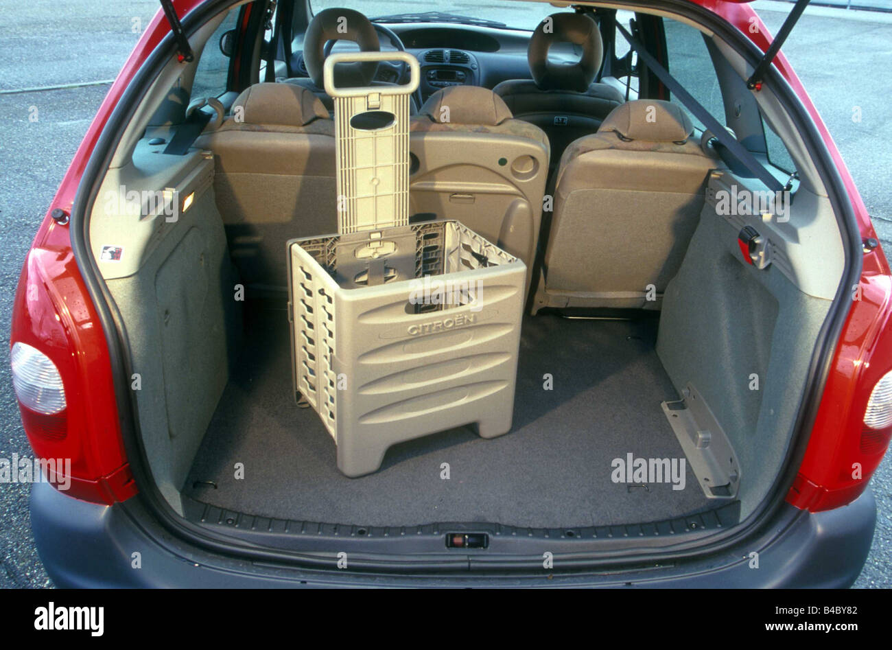 Car, Citroen Xsara Piapprox.so 1.8, Van, model year 2000-, red, view into boot, technique/accessory, accessories Stock Photo