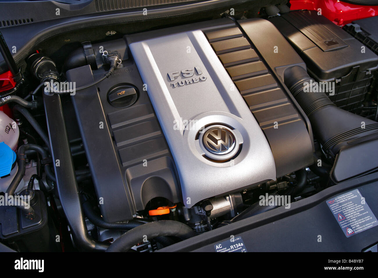 Strak Uitsteken wedstrijd Car, VW Volkswagen Golf GTI, Golf V, model year 2004-, red, Limousine,  Lower middle-sized class, view in engine compartment, tec Stock Photo -  Alamy