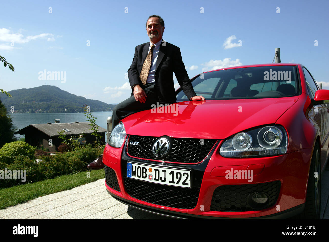 Car, Bernd Pitschetsrieder with the new VW Volkswagen Volkswagen Golf GTI, Golf  V, model year 2004-, red, Limousine, Lower middl Stock Photo - Alamy