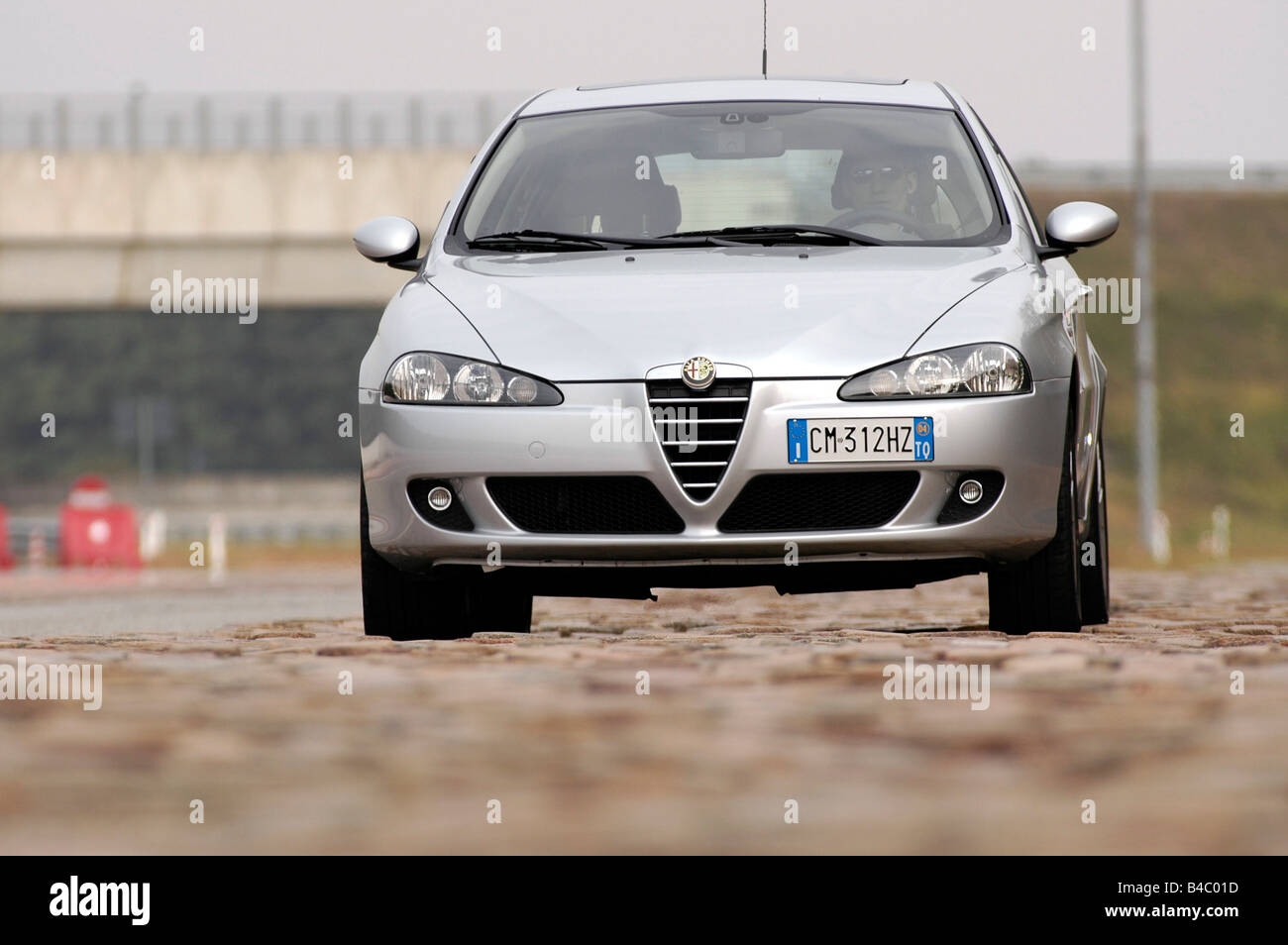 Car, Alfa Romeo 147 1.9 JTD, model year 2004-, silver, Lower middle-sized  class, Limousine, driving, diagonal from the front, fr Stock Photo - Alamy