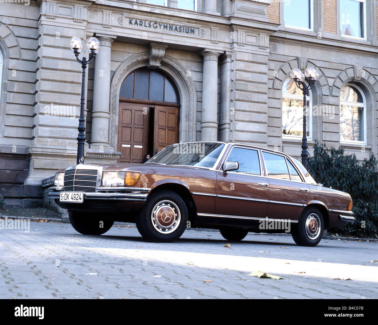 Car, Mercedes 450 SE, Limousine, Luxury approx.s, model year 1976-, brown, standing, upholding, diagonal from the front, frontal Stock Photo