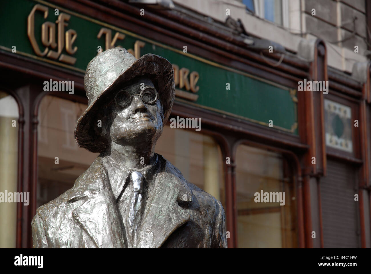 James Joyce statue by Marjorie Fitzgibbon sculptor in front the Cafe ...