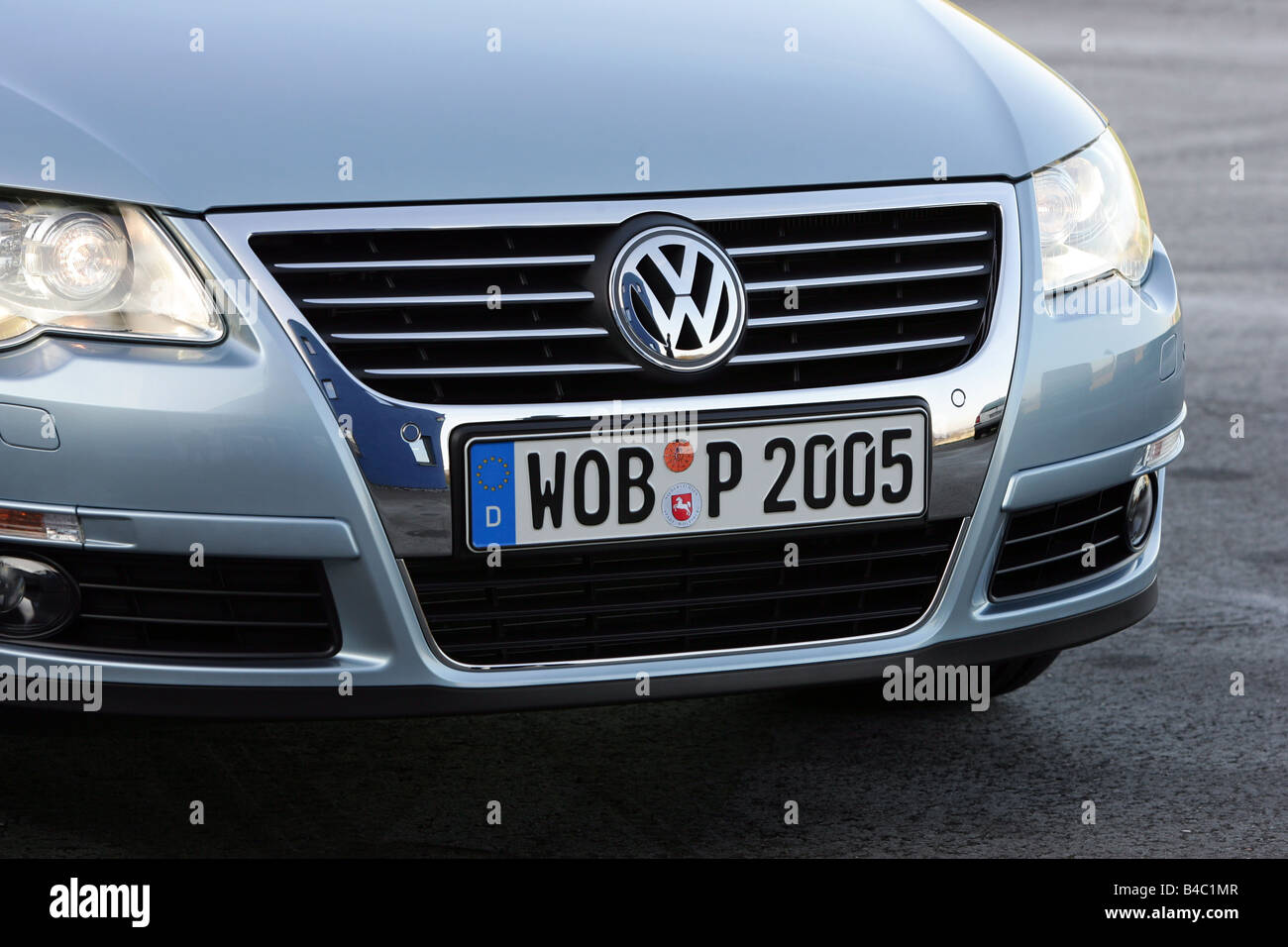 Car, VW Volkswagen Passat , Limousine, medium class, model year 2004-,  silver, Detailed view, headlight, headlamp, grill, grill Stock Photo - Alamy