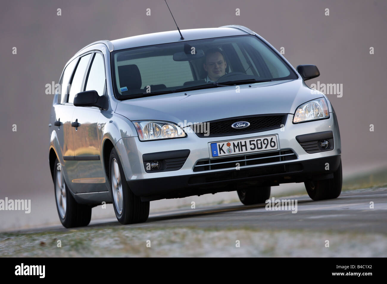 Car, Ford Focus 1.6 Ti VCT 16V Turnier, Lower middle-sized class,  hatchback, model year 2004-, silver, driving, diagonal from th Stock Photo  - Alamy