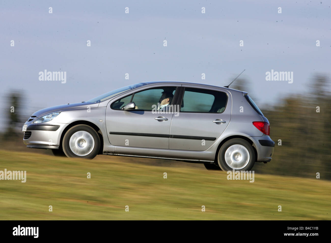 Car, Peugeot 307 SW hatchback, Lower middle-sized class, model year 2002-,  black, interior view, Interior view, Cockpit, techniq Stock Photo - Alamy