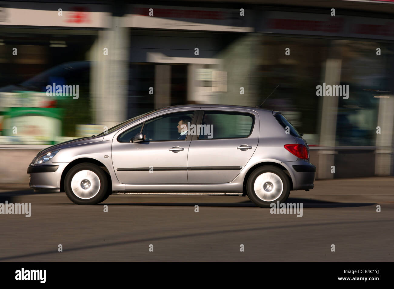 Car, Peugeot 307 SW, hatchback, Lower middle-sized class, light green,  model year 2002-, side view, driving, ams 15/2002, Seite Stock Photo - Alamy
