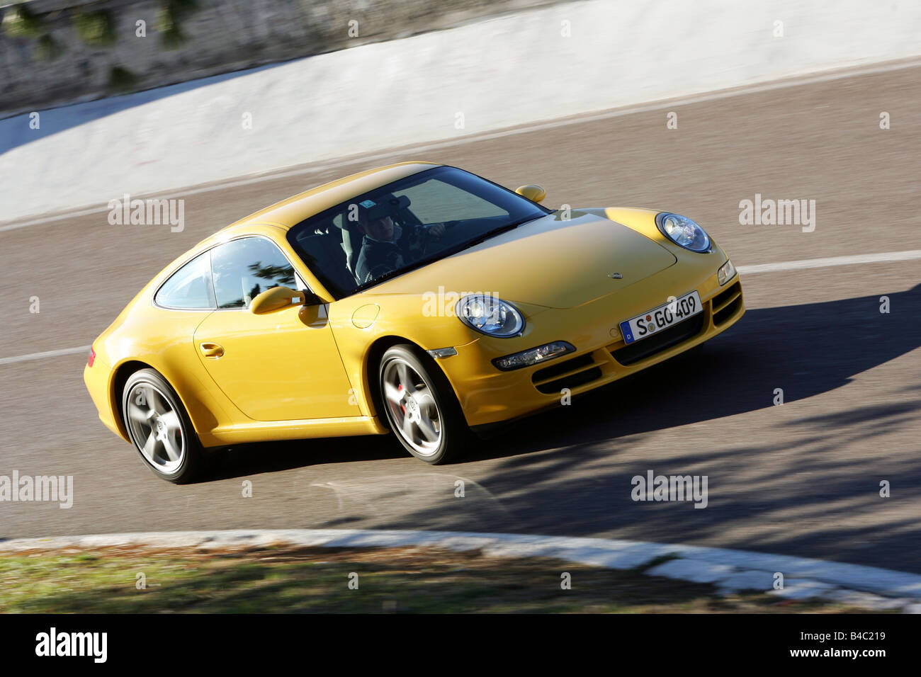 Auto, Porsche 911 Carrera S, Coupe/Coupe Modelljahr 2004-Roadster, gelb,  Blick ins Boot, Technik/Zubehör, Zubehör, p Stockfotografie - Alamy