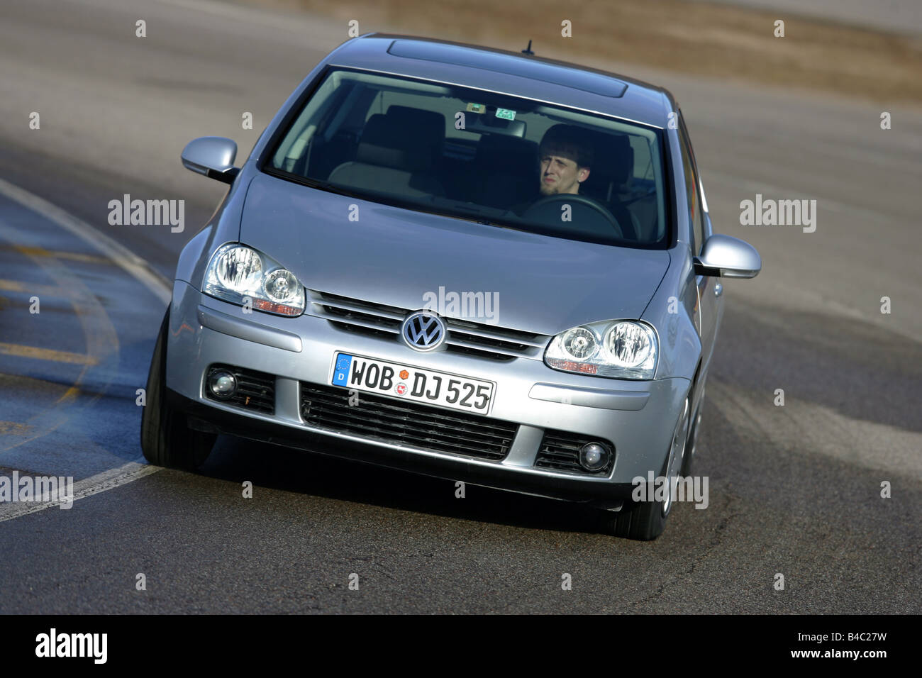 Car, VW Volkswagen Golf 1.9 TDI, model year 2004-, silver, Lower  middle-sized class, Limousine, driving, diagonal from the front Stock Photo  - Alamy