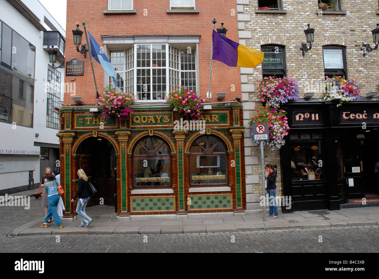 The Quays Bar in Temple Bar Dublin Ireland Stock Photo Alamy