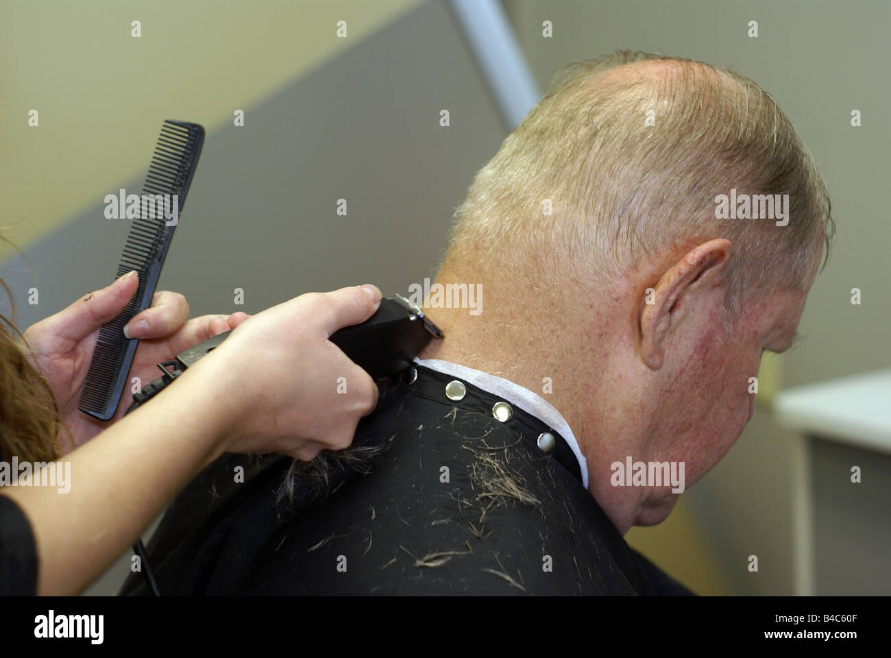 Shaving neck after haircut Stock Photo Alamy