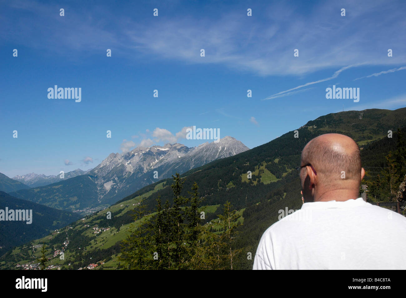 Austria Tyrol Landeck District Kaunertal valley overlooking Jerzens im Pitztal tourists admiring the view Stock Photo