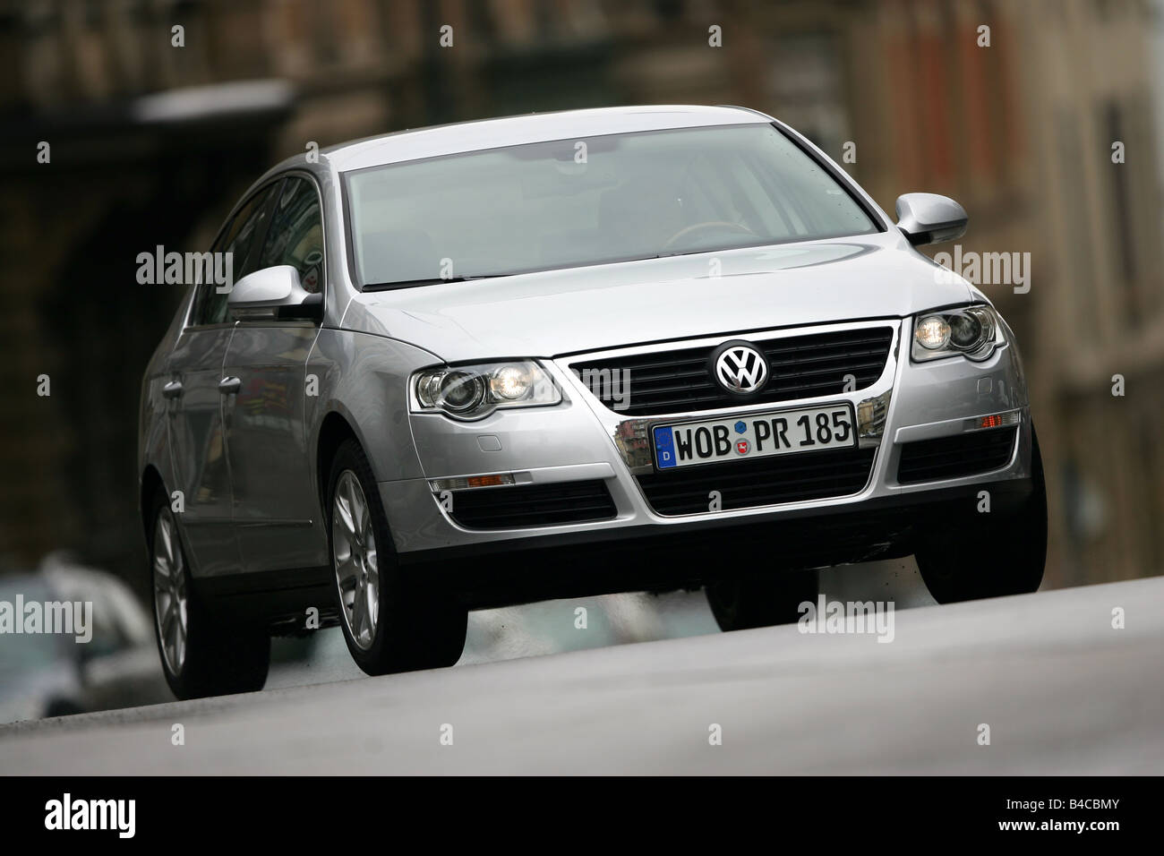 Car, VW Volkswagen Passat 2.0 TDI DSG, model year 2004-, silver, medium  class, Limousine, driving, diagonal from the front, fron Stock Photo - Alamy