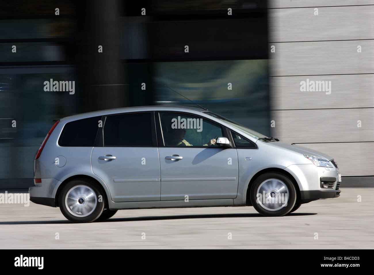 Car, Ford Focus C-Max 2.0 16V, Lower middle-sized class, model year 2005-, silver, driving, side view, City, photographer: Achim Stock Photo