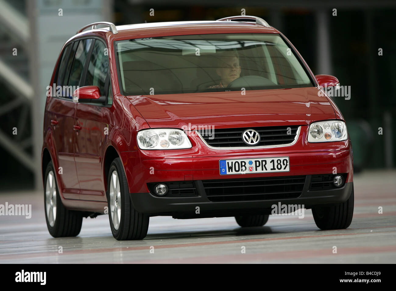 Car, VW Volkswagen Touran 2.0 TDI, model year 2005-, red, Van, driving,  diagonal from the front, frontal view, City, photographe Stock Photo - Alamy
