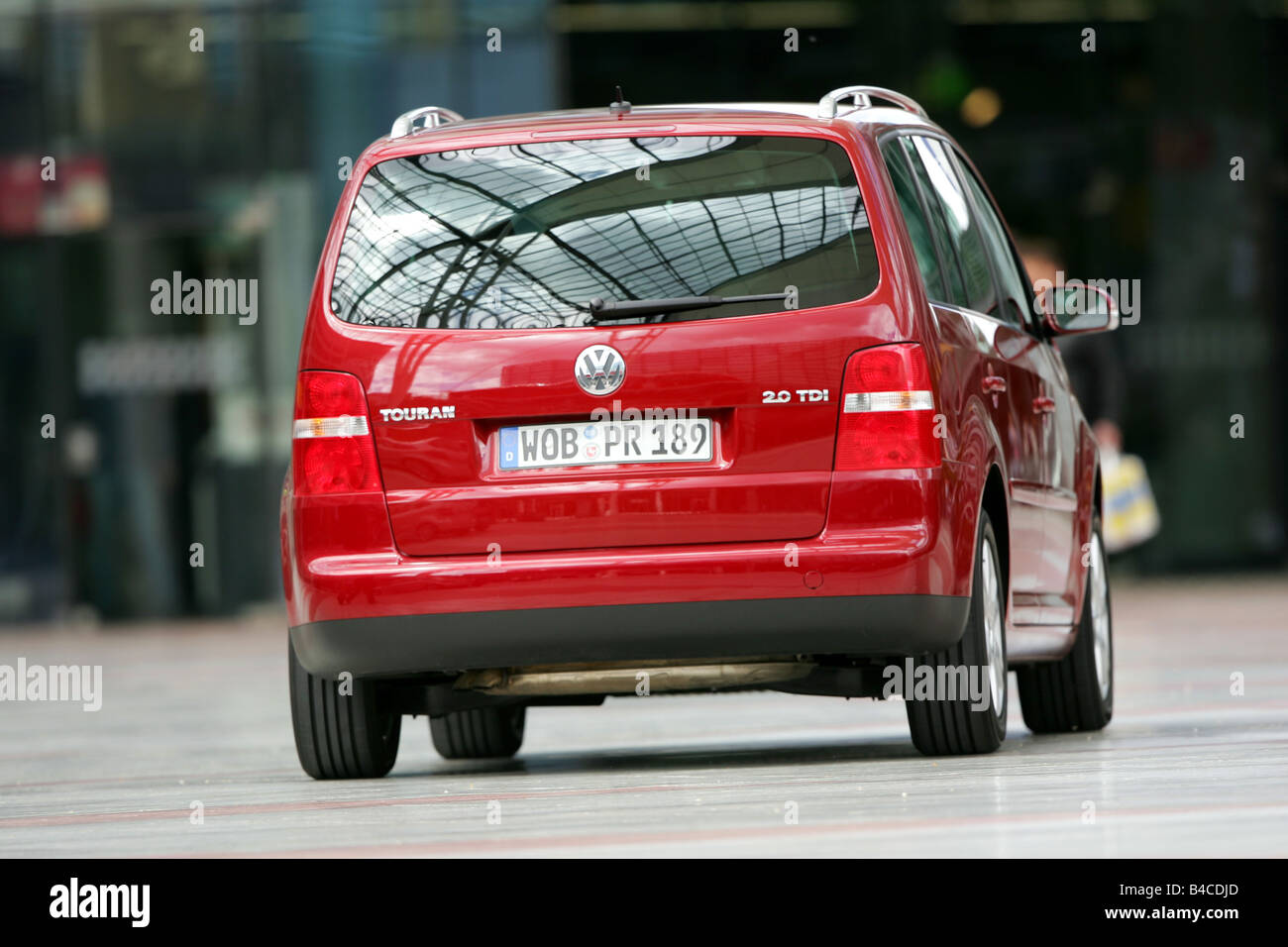 Car, VW Volkswagen Touran 2.0 TDI, model year 2005-, red, Van, driving,  diagonal from the back, rear view, City, photographer: H Stock Photo - Alamy