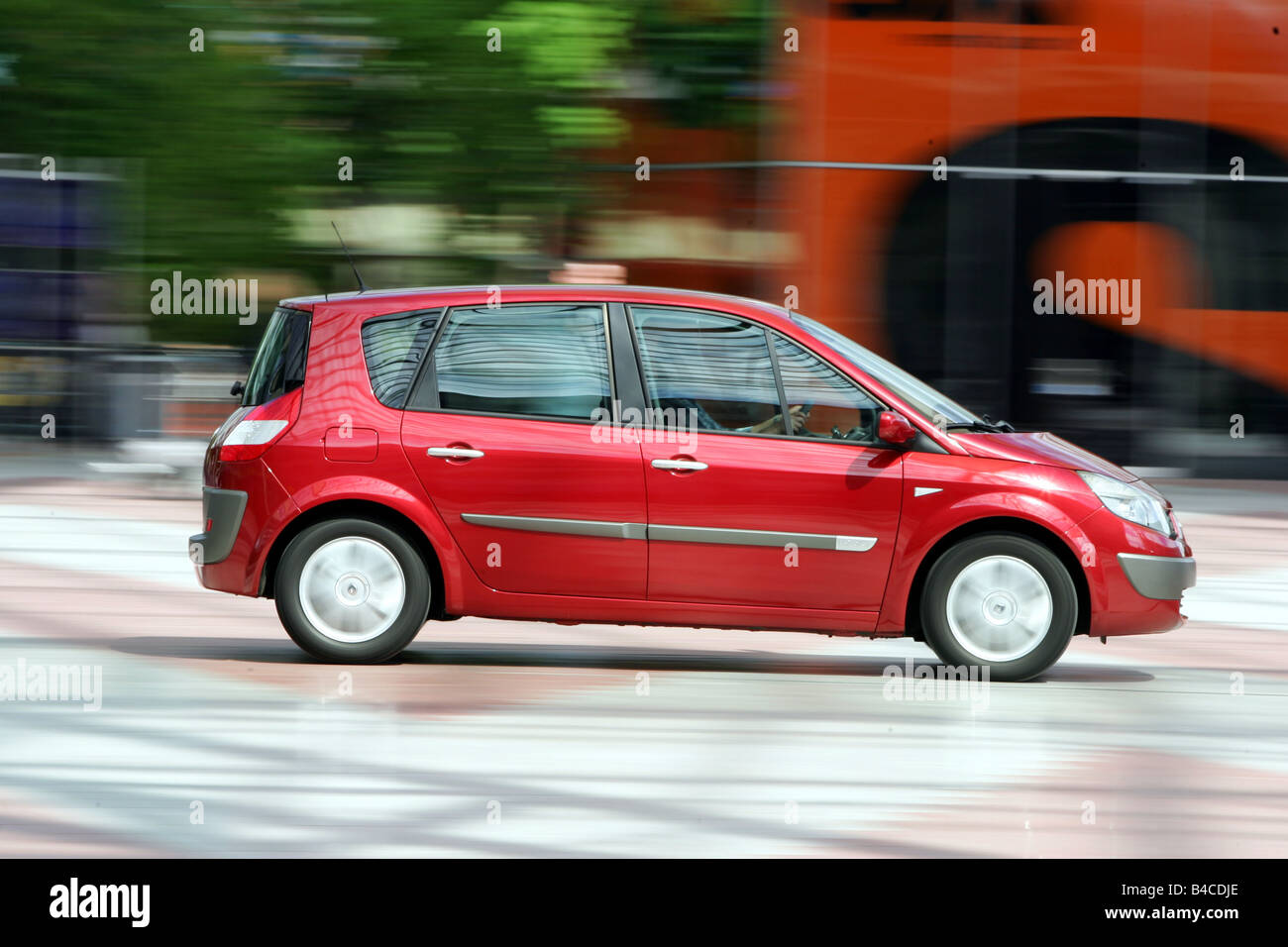 Car, Renault Scenic 1.0 dCi, model year 2005-, red, Van, driving, side ...