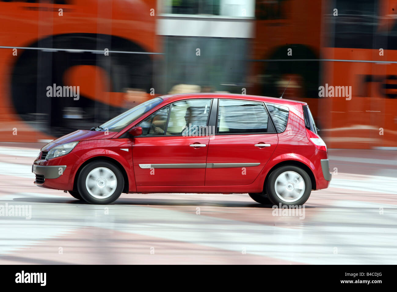 Car, Renault Scenic 1.0 dCi, model year 2005-, red, Van, driving, side  view, City, photographer: Hans Dieter Seufert Stock Photo - Alamy