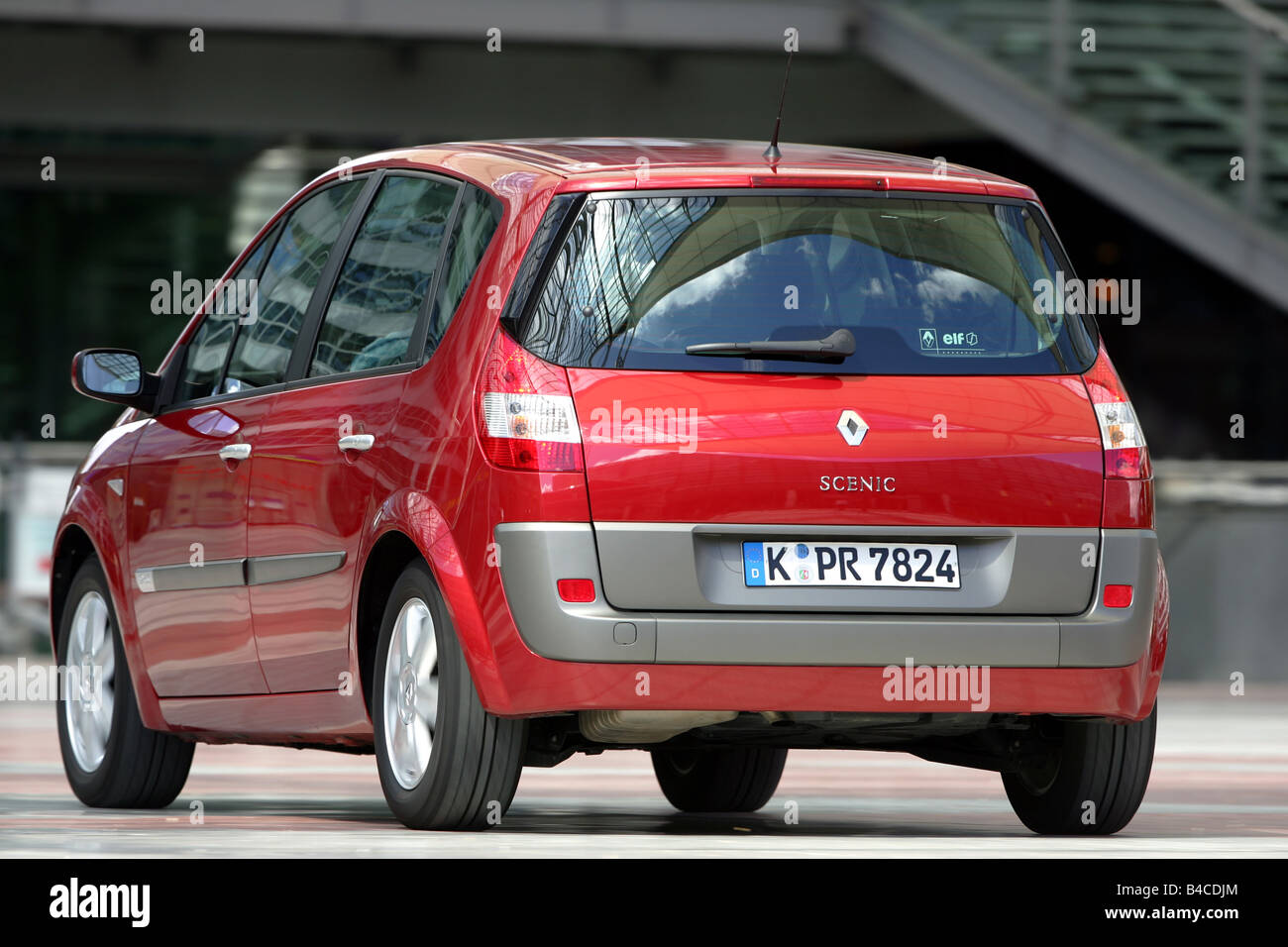 ontwikkeling Niet ingewikkeld rol Car, Renault Scenic 1.0 dCi, model year 2005-, red, Van, standing,  upholding, diagonal from the back, rear view, side view, City Stock Photo -  Alamy