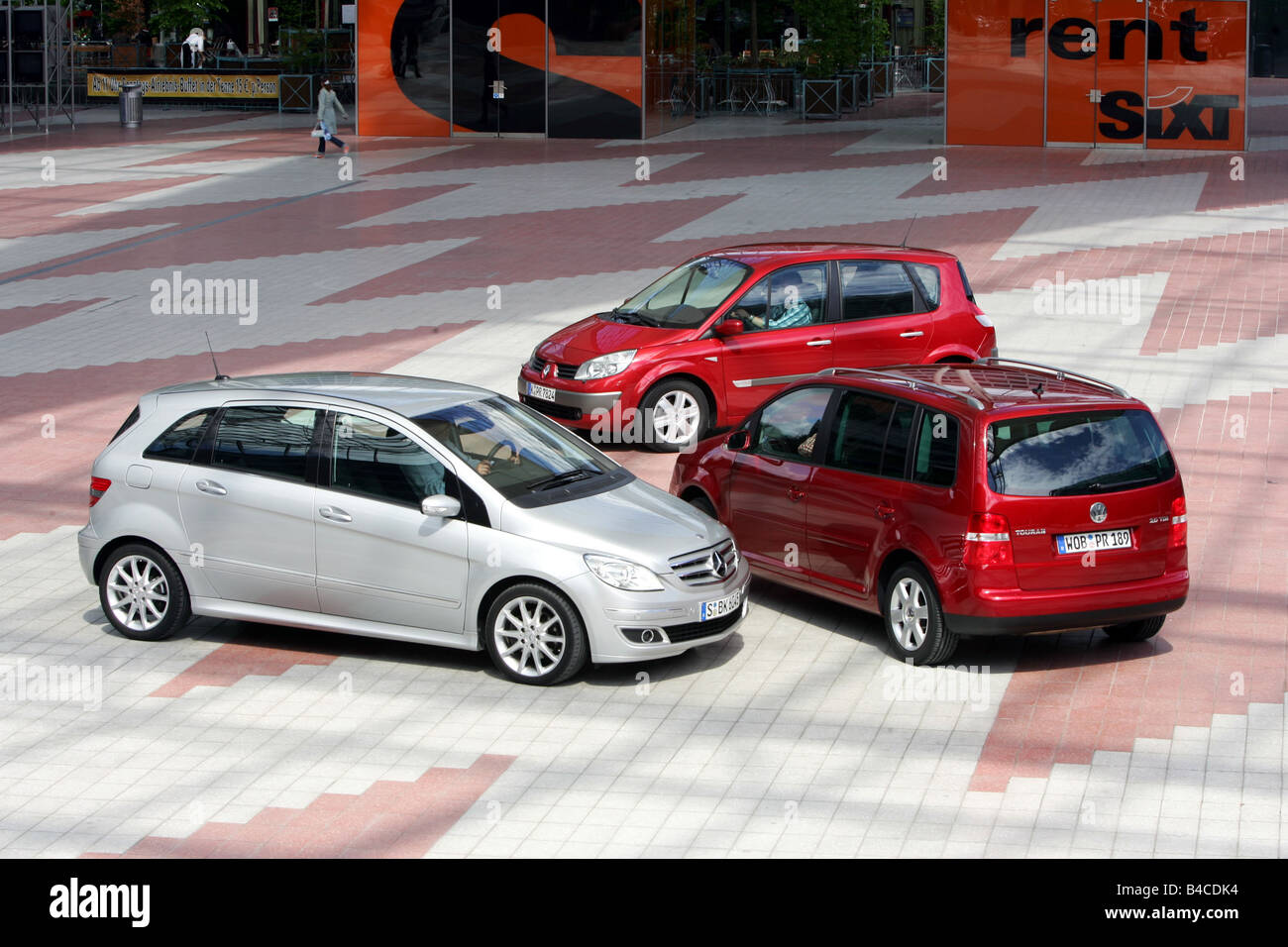 Car, VW Volkswagen Touran, Van, model year 2003-, red, interior view,  Interior view, Cockpit, technique/accessory, accessories Stock Photo - Alamy