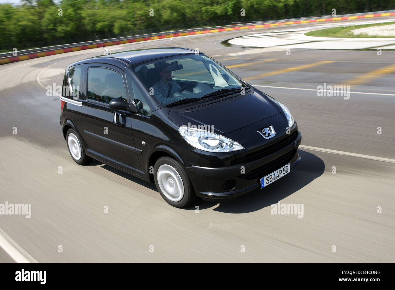 Car, Peugeot 1007 1.4, model year 2005-, Van, driving, diagonal from the front, side view, test track, photographer: Achim Hartm Stock Photo