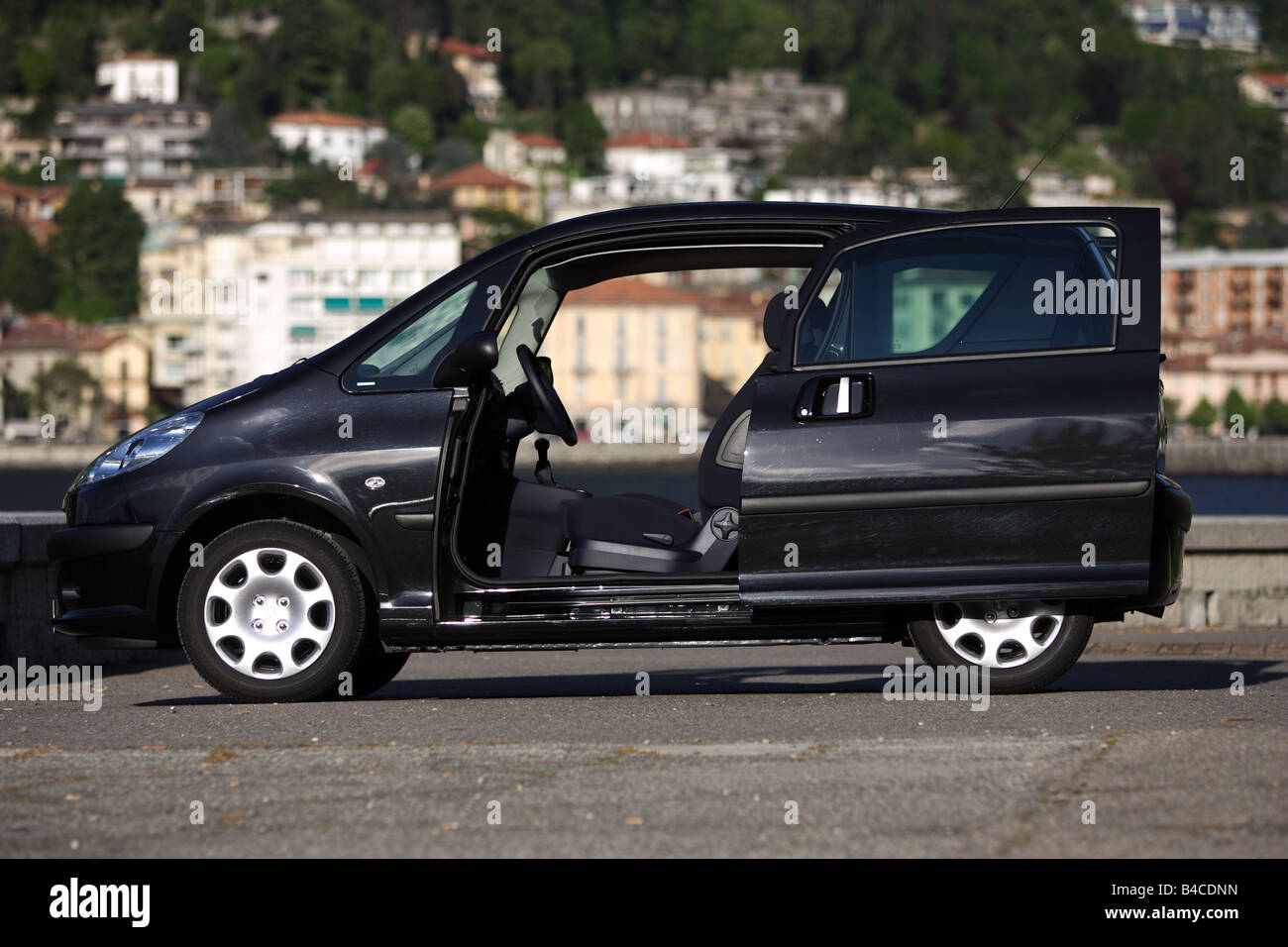 Peugeot 1007 hi-res stock photography and images - Alamy