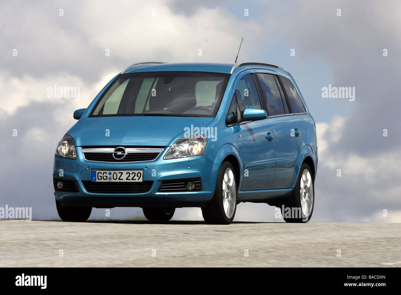 Car, Opel Zafira 2.0 Turbo, Van, model year 2005-, blue moving, diagonal from the front, frontal view, photographer: Achim Hartm Stock Photo