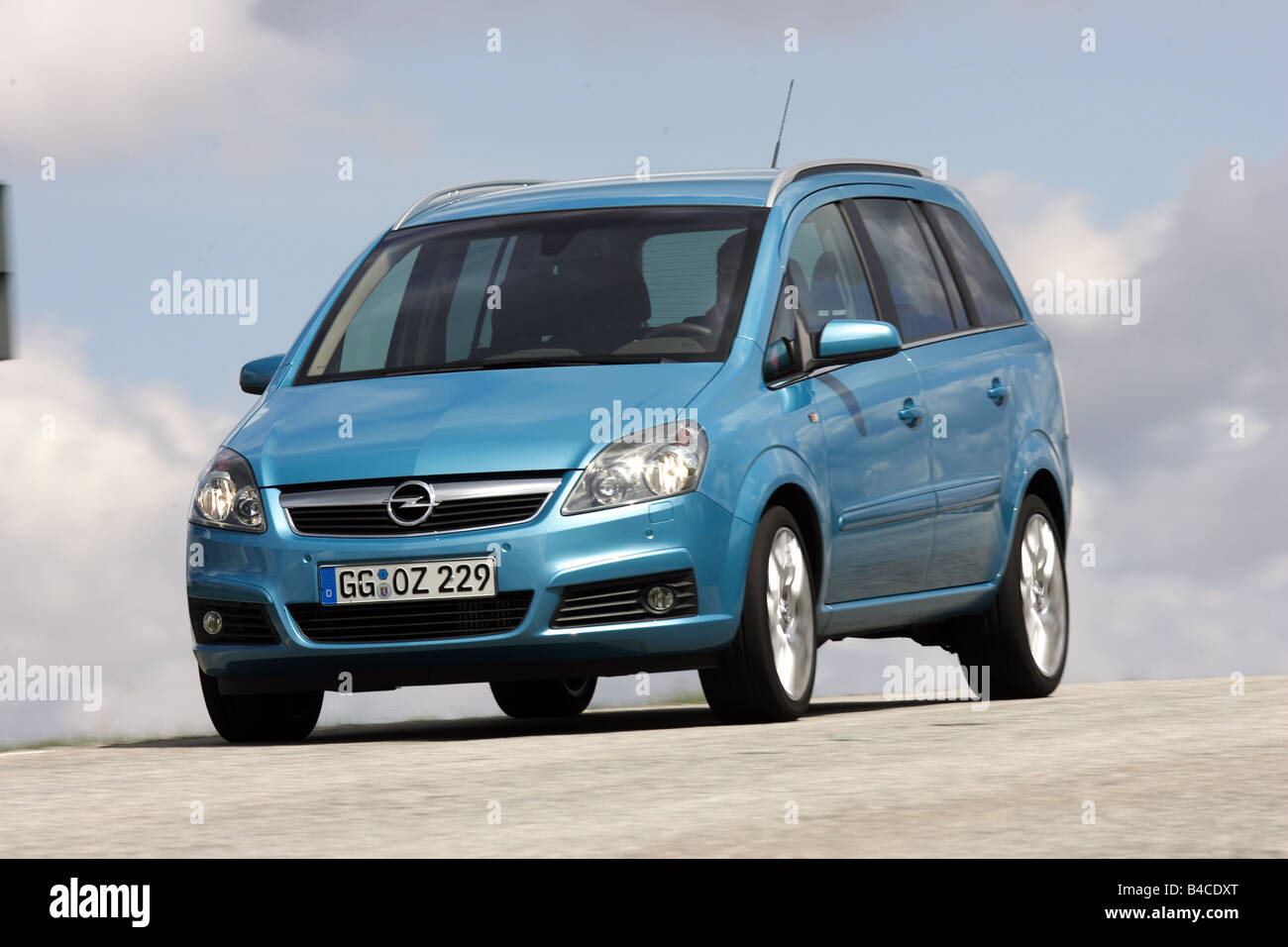 Car, Opel Zafira 2.0 Turbo, Van, model year 2005-, blue moving, diagonal from the front, frontal view, photographer: Achim Hartm Stock Photo