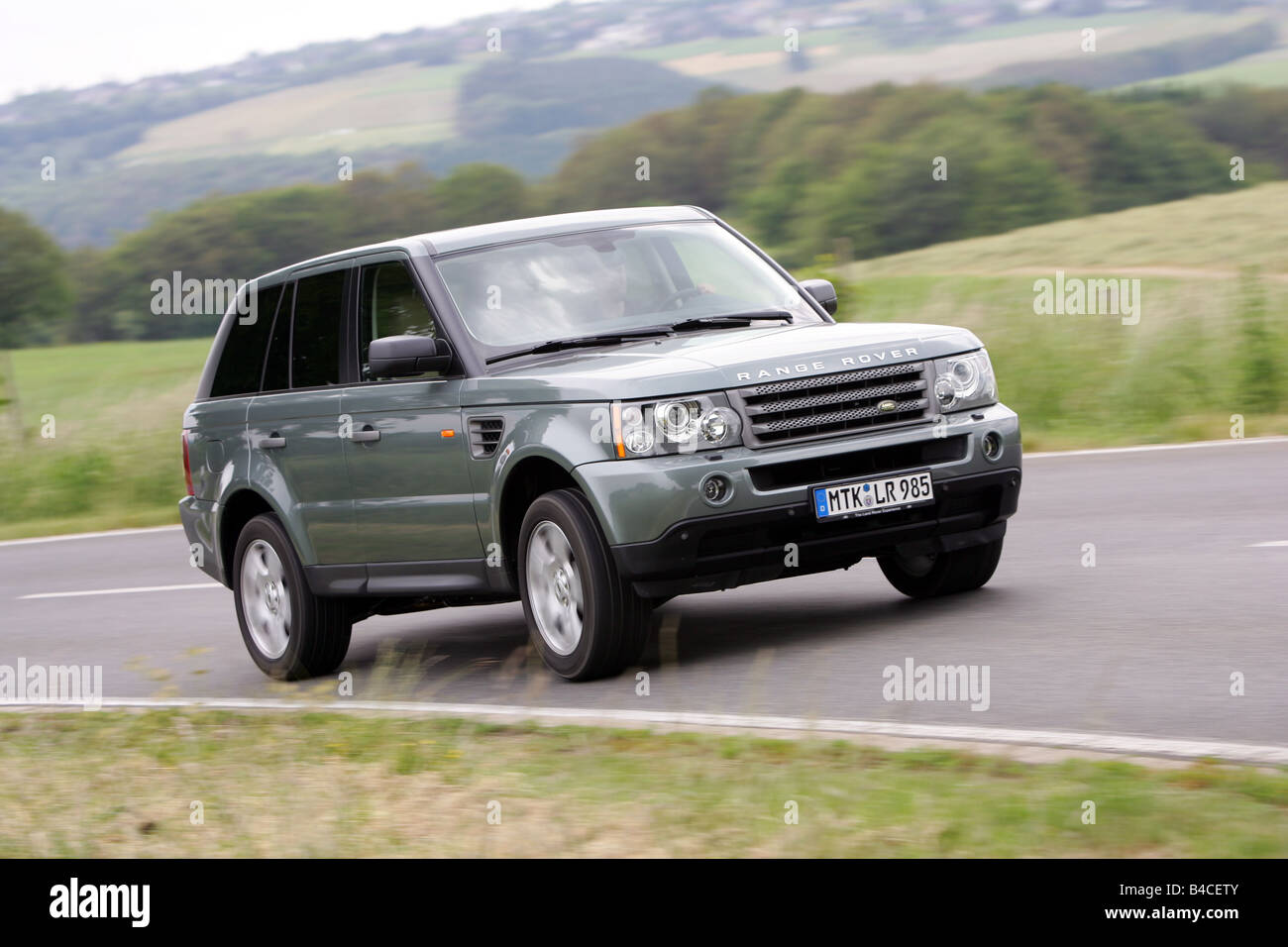 Car, Rover Range Rover Sport V8 HSE, anthracite, model year 2005-, driving, diagonal from the front, frontal view, country Stock - Alamy