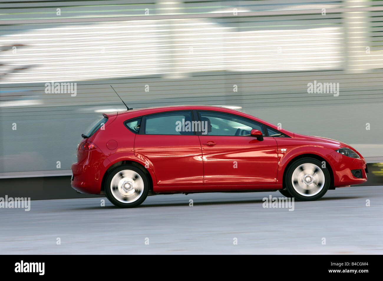 Seat Leon 2.0 FSI, model year 2005-, red, driving, side view, City Stock Photo