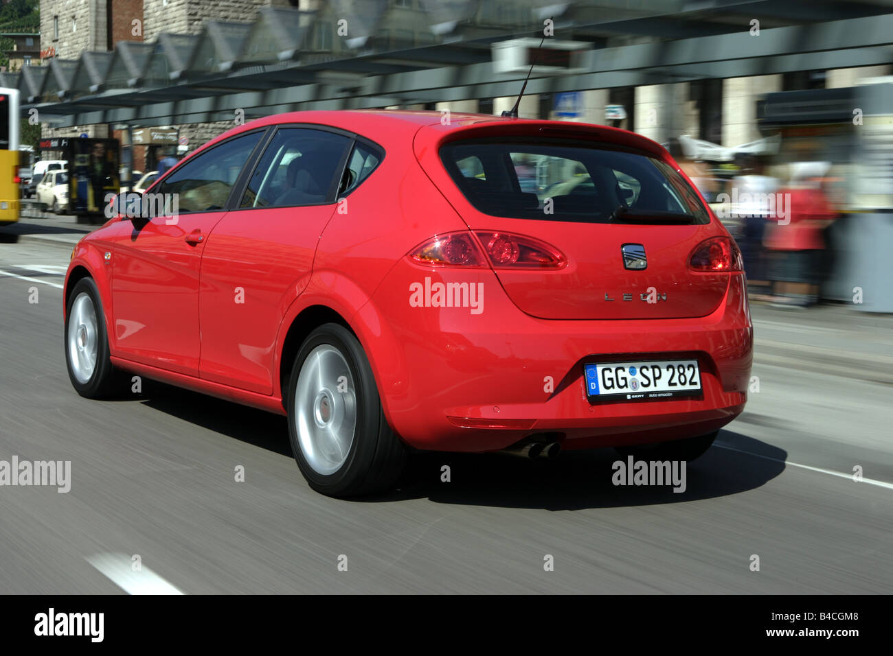 Seat Leon 2.0 FSI, model year 2005-, red, driving, diagonal from the back, rear view, City Stock Photo