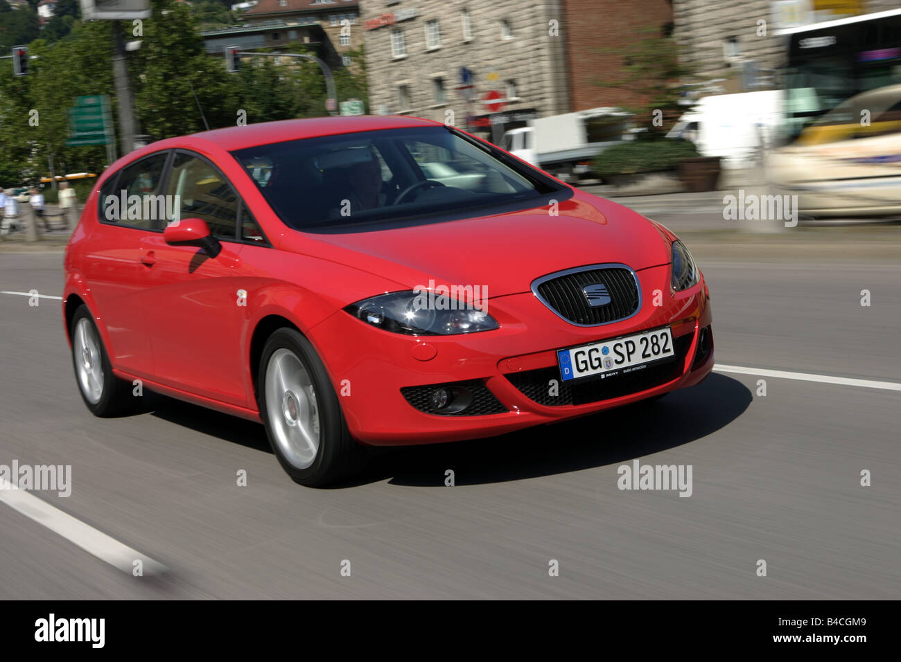 Seat Leon 2.0 FSI, model year 2005-, red, driving, diagonal from the front, frontal view, City Stock Photo