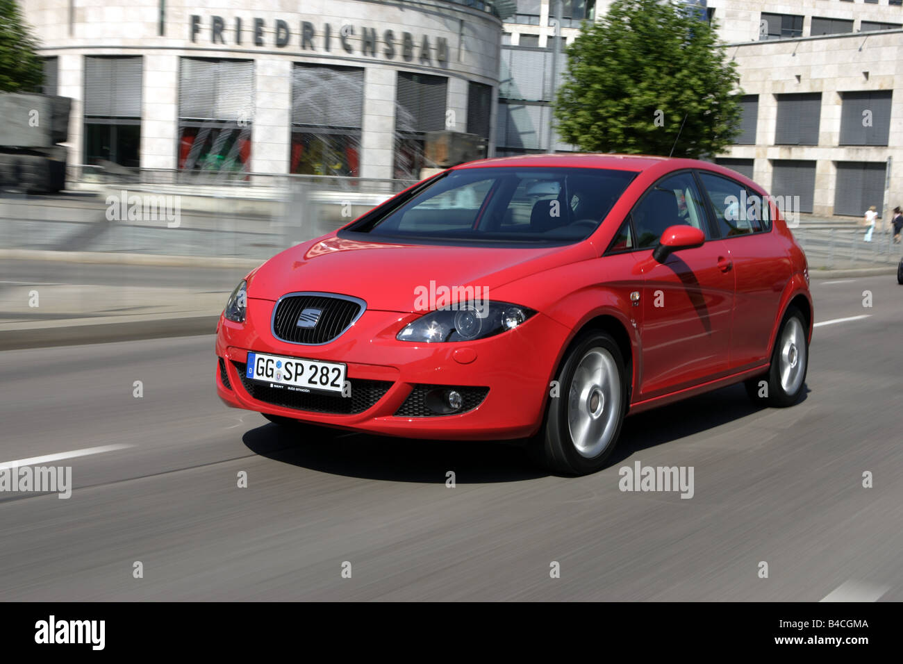 Seat Leon 2.0 FSI, model year 2005-, red, driving, diagonal from the front,  frontal view, City Stock Photo - Alamy