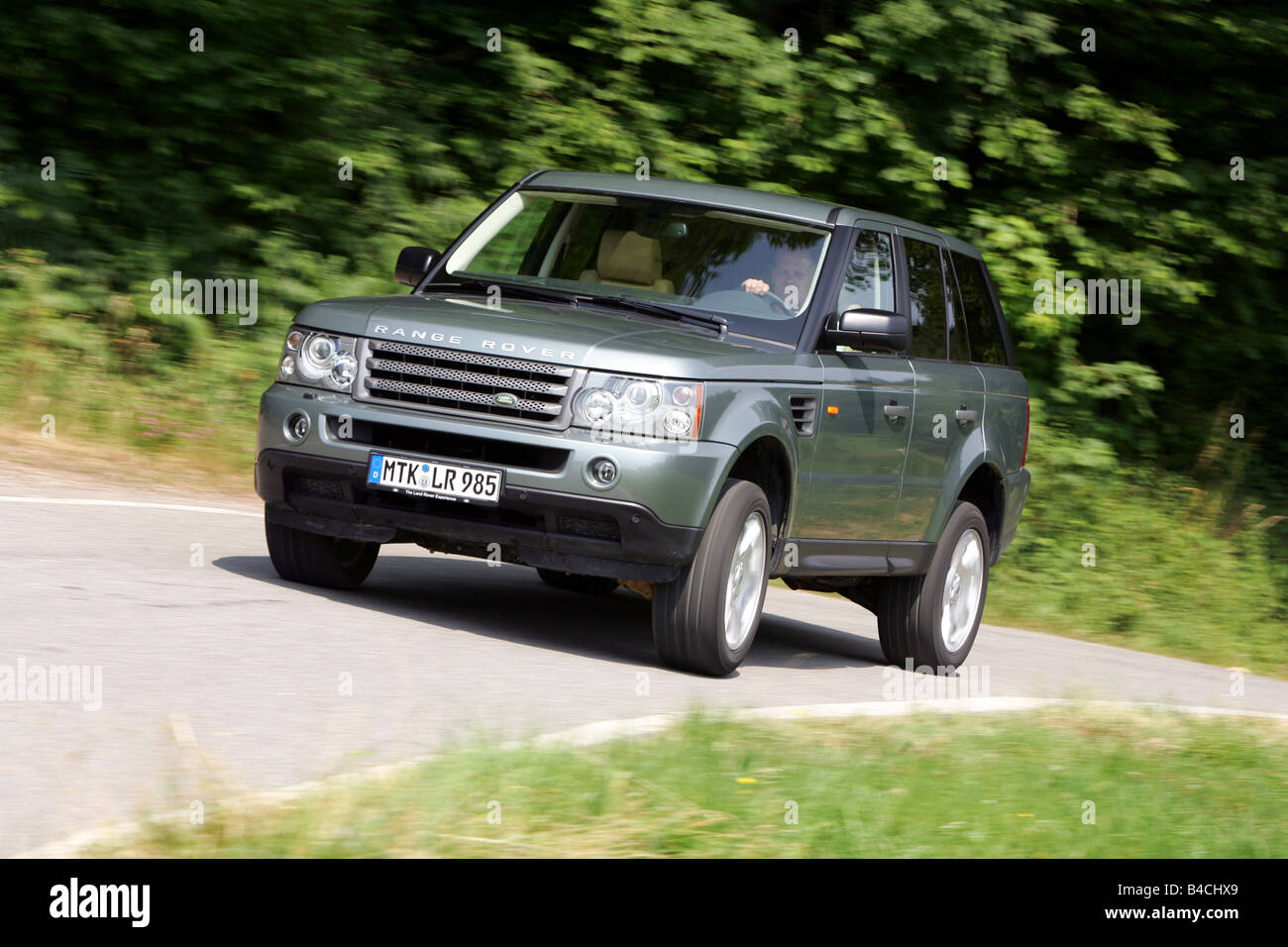 Land Rover Range Rover Sport V8, green-metallic, model year 2005-, diagonal from the front, frontal view, country road Stock Photo - Alamy