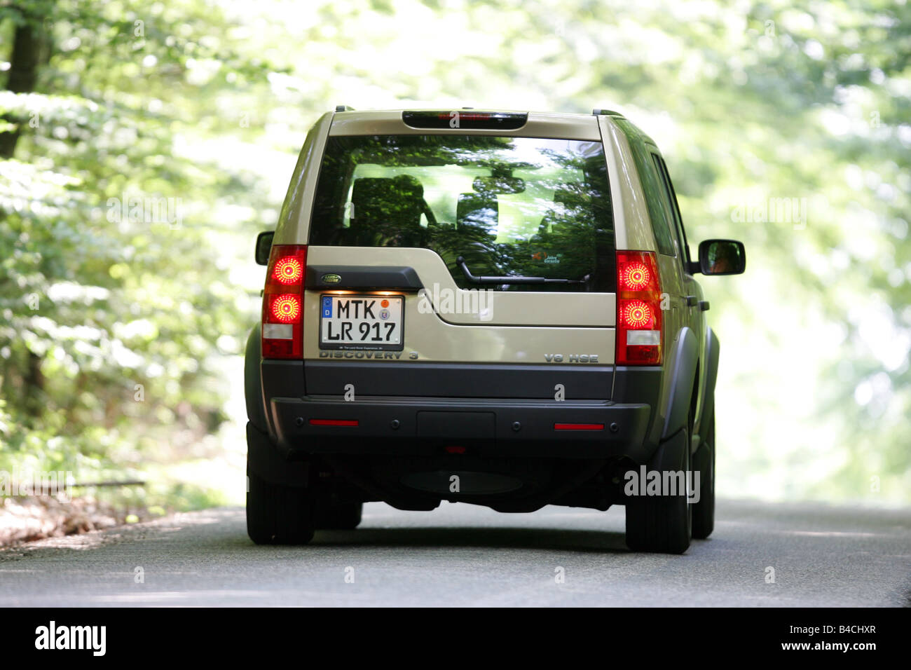Land Rover Discovery V8, brown, model year 2004-, standing, upholding ...