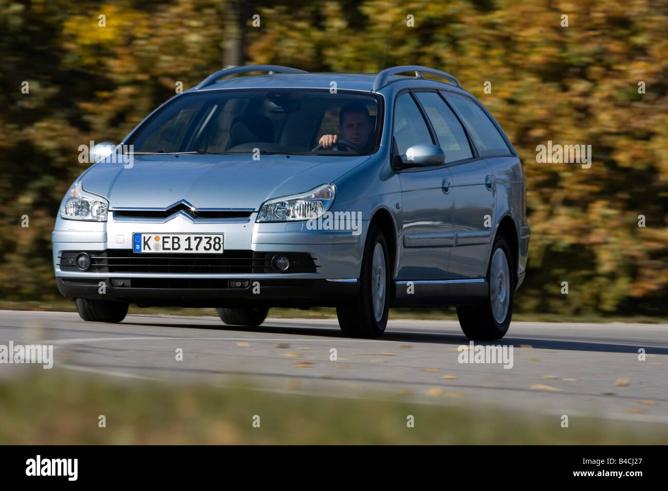 Citroen C5 hatchback HDi 110, silver, model year 2005-, driving, diagonal  from the front, frontal view, country road, Autumn Stock Photo - Alamy